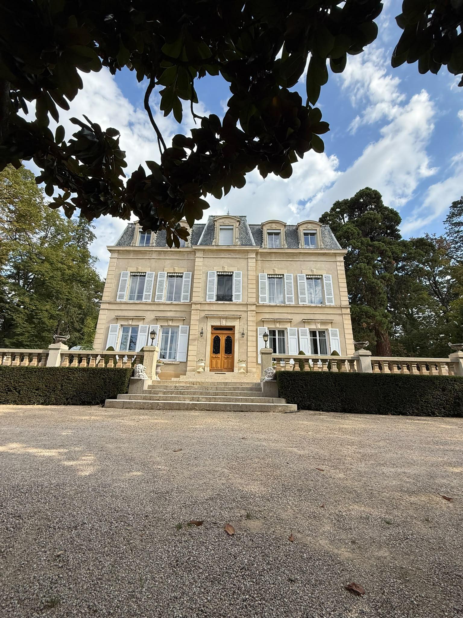La façade du Château de Saint-Jean, entre les arbres