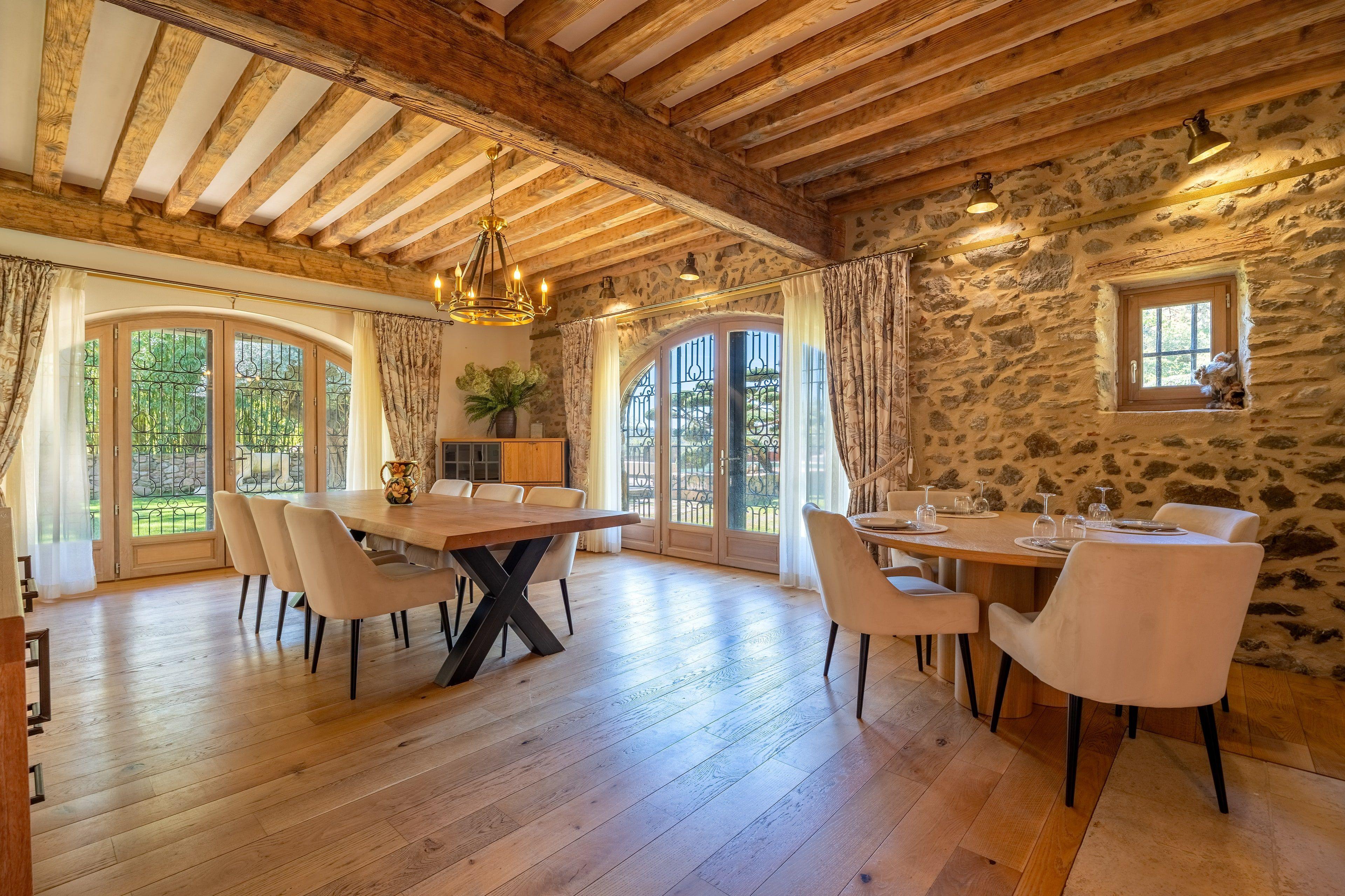 La salle à manger sous les poutres, quatorze couverts