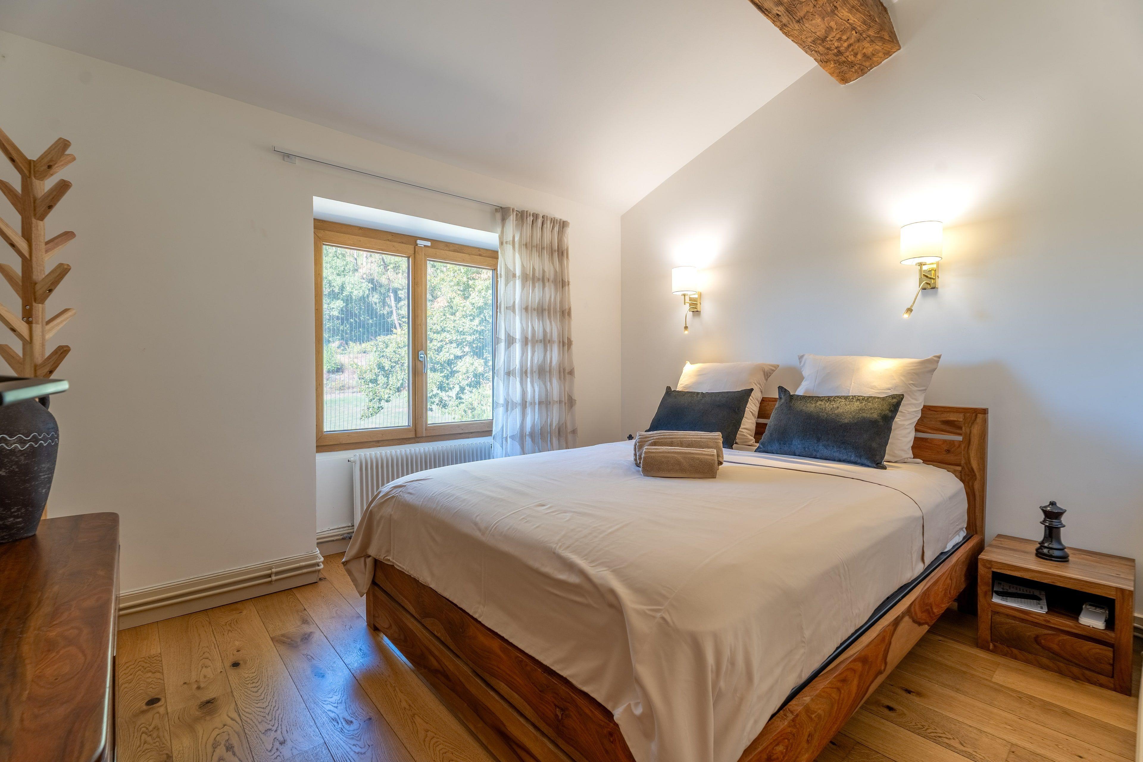 Chambre au lit de bois massif