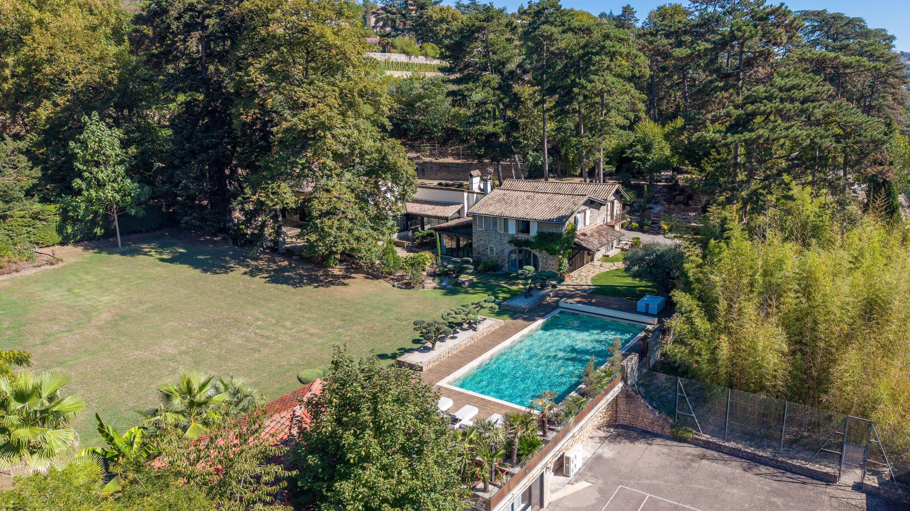 La Villa Domus vue du ciel : la maison, la piscine et le parc