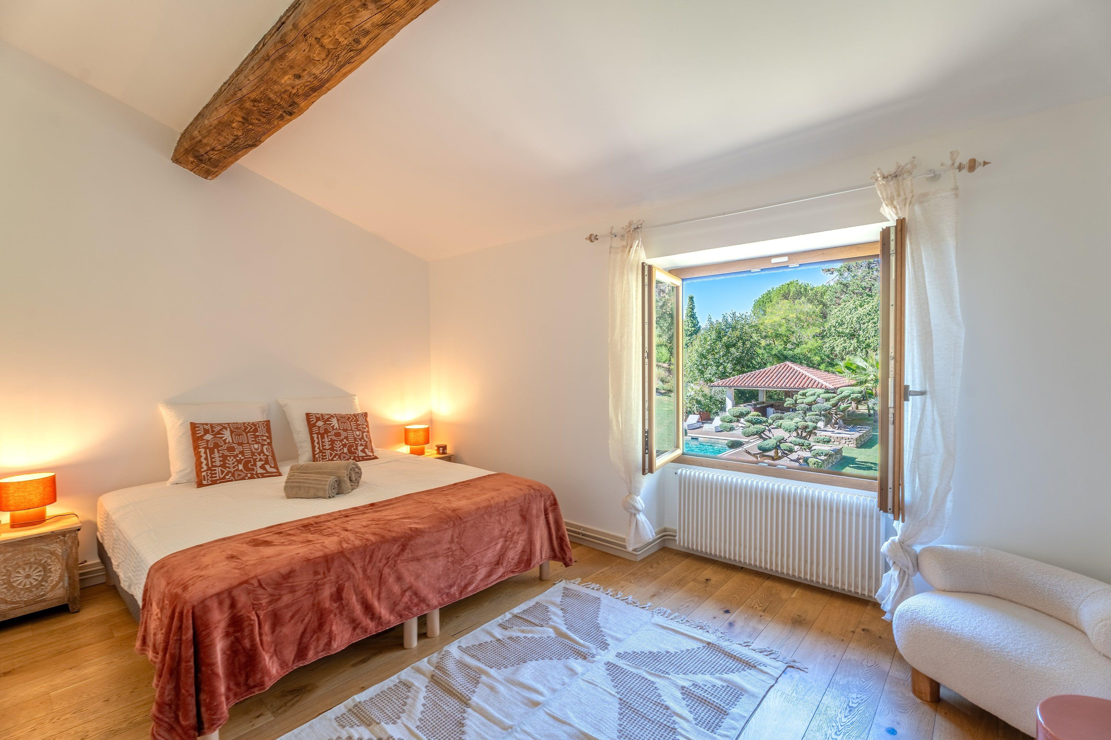 Chambre ouverte sur le pool house