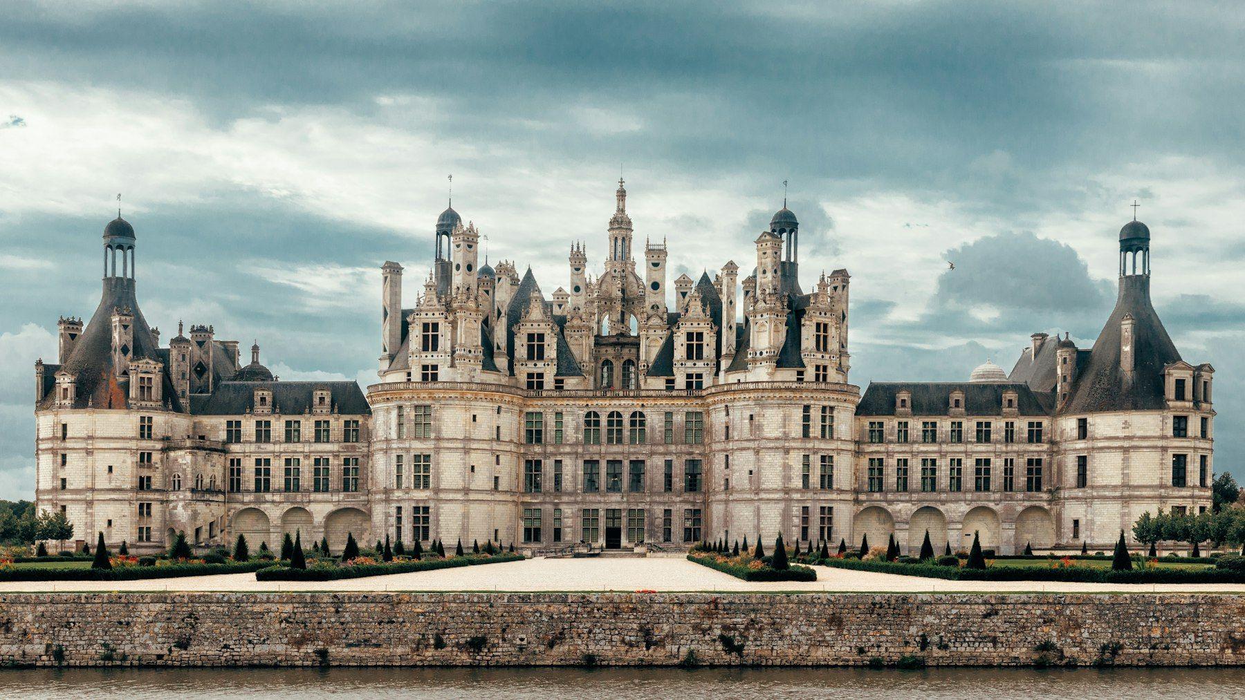 Le château sous un ciel d'orage
