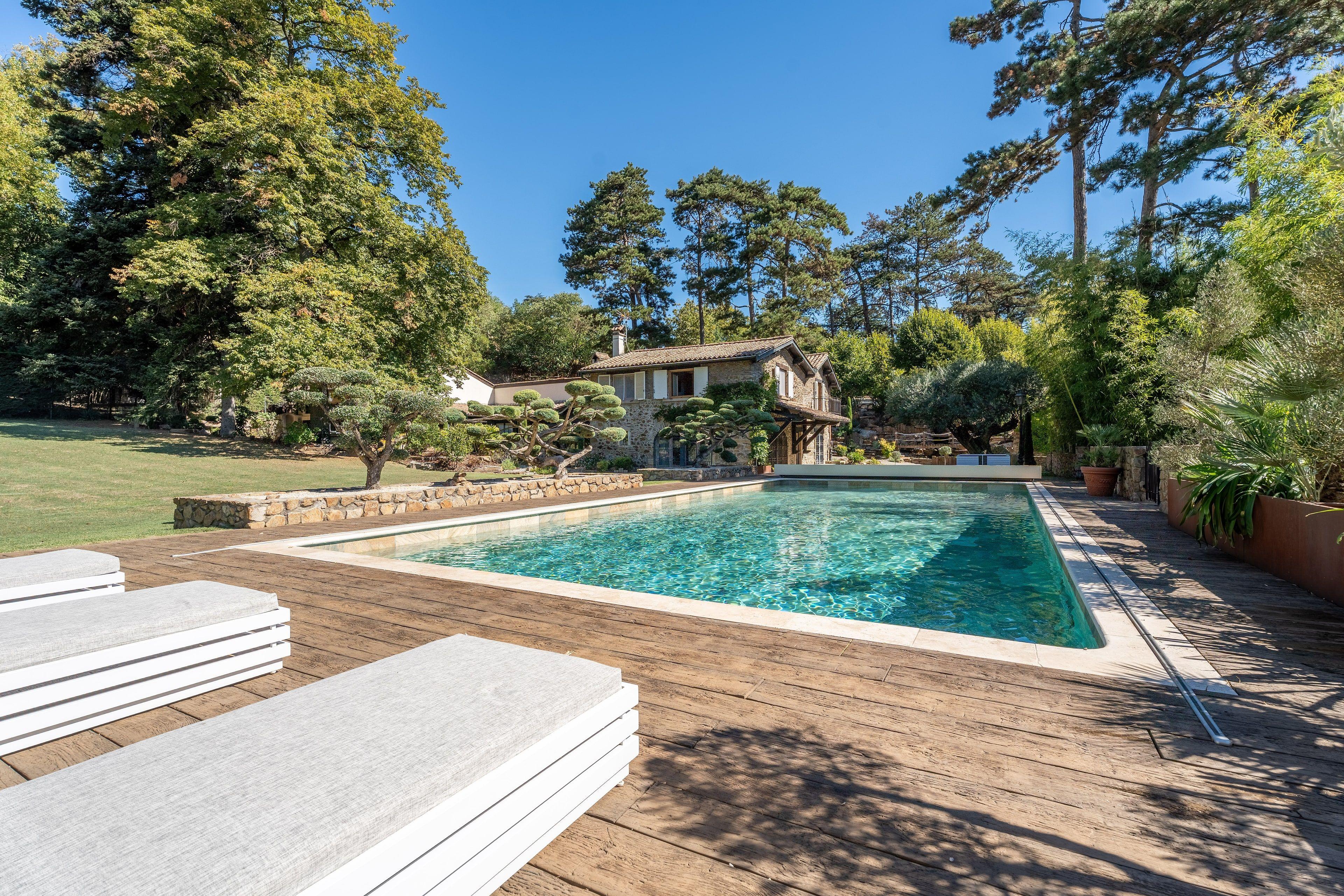 La piscine et la maison, sous les pins